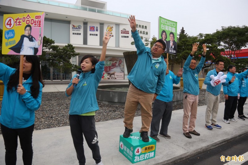 民進黨嘉義縣立委候選人蔡易餘（左3）向路過的鄉親打招呼。（記者蔡宗勳攝）