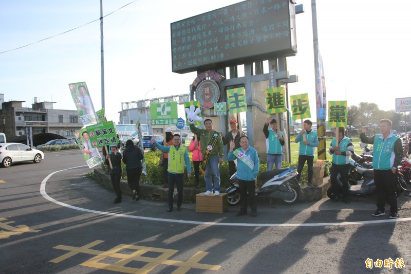 苗栗縣第二選區立委候選人徐定禎今在縣議員陳光軒、前民進黨苗栗縣黨部主委徐進榮、市民代表陳詩弦陪同下，站在車水馬龍的頭份交流道側，高舉標語向駕駛們拜票請託。（記者鄭名翔攝）