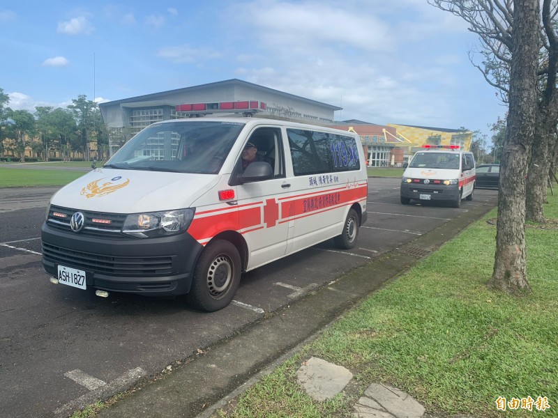 消防車在宜蘭運動公園待命。（記者林敬倫攝）