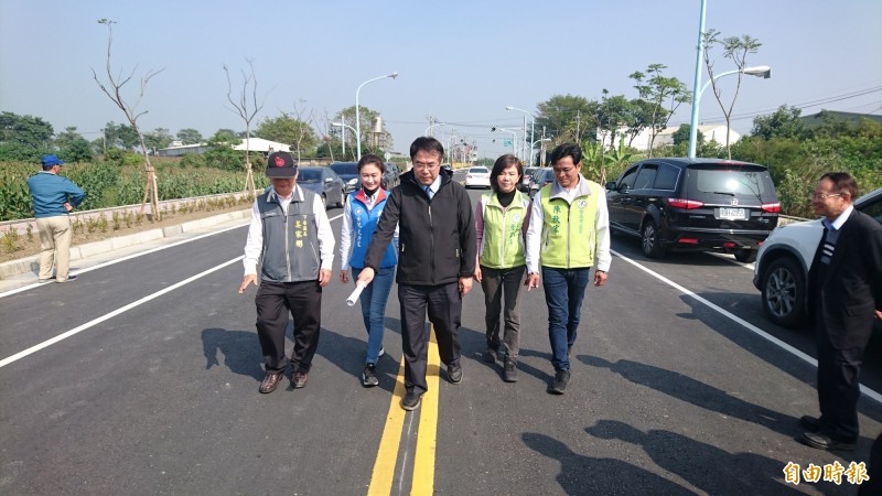 台南市長黃偉哲（中）、立委葉宜津（右二）等人檢視即將通車的下營南外環道工程。（記者楊金城攝）