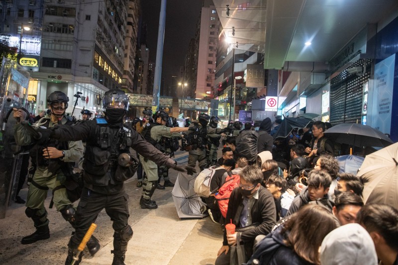 香港元旦示威，警方武力鎮壓逮捕400人。（彭博）