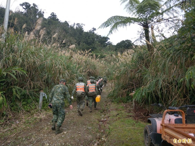 搜救隊在山中聽到哨聲，疑為黑鷹生還者求救訊號。（記者張議晨攝）