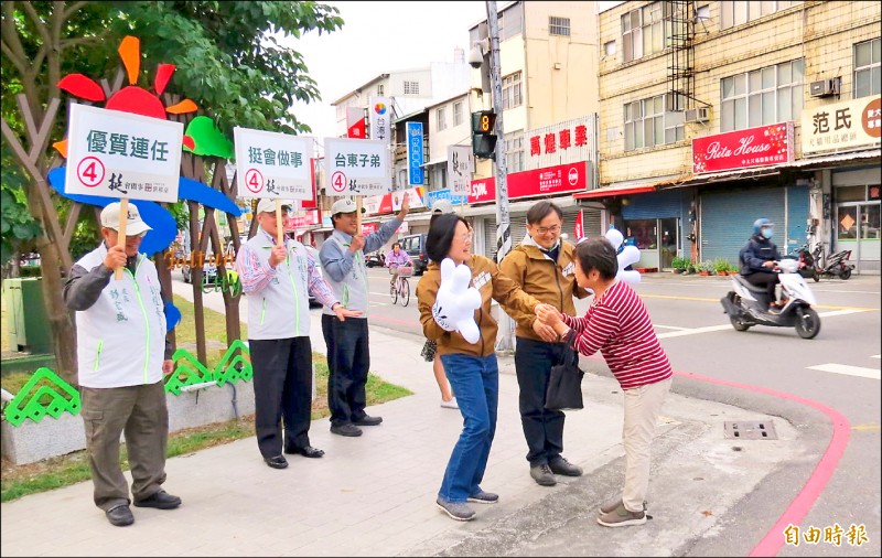 熱情婦女主動趨前緊握劉櫂豪夫妻倆的手，為劉加油打氣及預祝高票當選。（記者陳賢義攝）