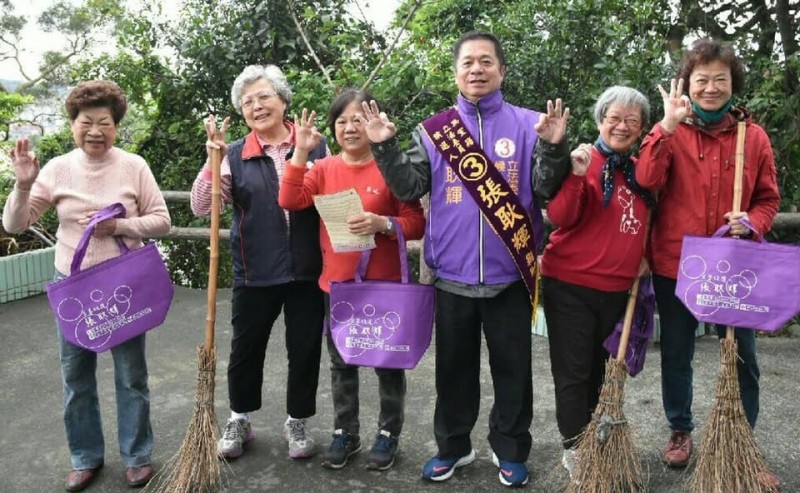 基隆市無黨籍立委候選人張耿輝今天與另外一位候選人楊石城做出決定，暫停選務工作一天。（記者俞肇福翻攝）