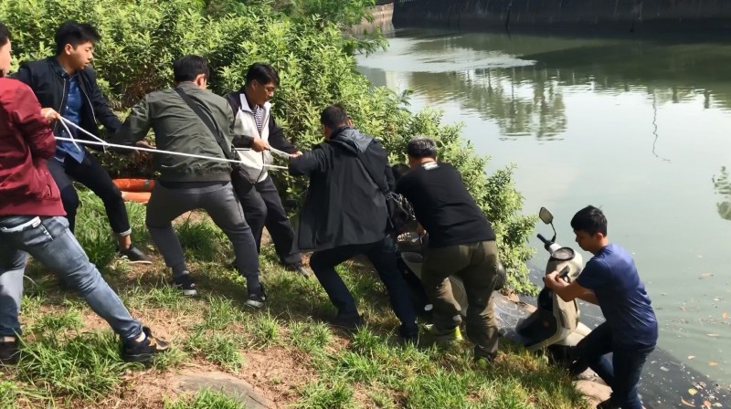 葉嫌將作案贓車丟入愛河，仍被警方撈起。（記者黃旭磊翻攝）