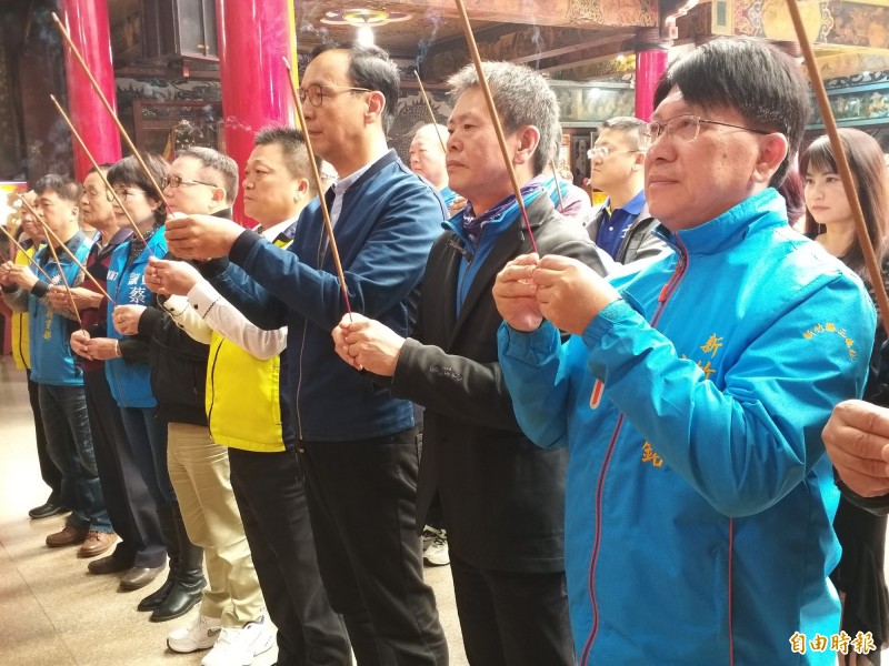 前國民黨主席朱立倫今早前往新竹縣竹北天后宮祈福，被問到今怎公開亮相？朱回應表示，向天上聖母等神明來祈求保佑！希望大家一起集氣，全民平安，同時保佑傷者能夠早日康復。 （記者廖雪茹攝）