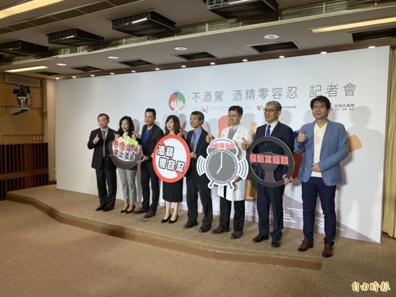 交通部道安會與台灣酒與社會責任促進會合作,宣導小心隔夜醉及食用含酒精料理。(記者鄭瑋奇攝) 交通部道安會與台灣酒與社會責任促進會合作,宣導小心隔夜醉及食用含酒精料理。(記者鄭瑋奇攝)