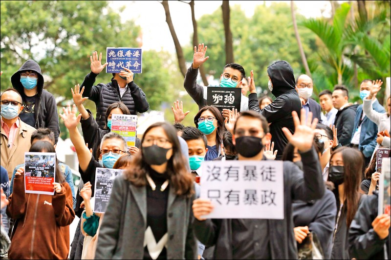 香港網友二日持續發起中環「和你lunch」快閃活動，下午一時起有逾百人響應，抗議警方一日強制提前終止「民間人權陣線」舉辦的元旦大遊行。（美聯社）