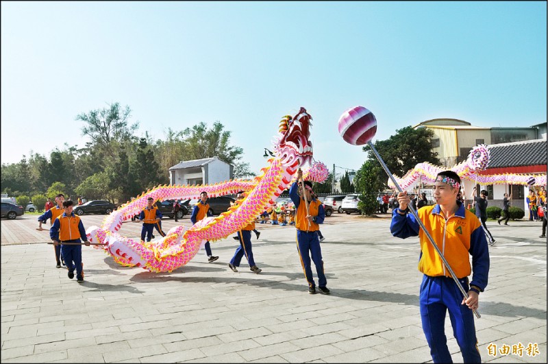 2020苗栗（火旁）龍系列活動，將於2月1日到10日展開，苗栗市公所昨天安排6尾新龍亮相，並由公所團隊、國立聯合大學、頭屋國中及僑育國小學子操舞表演，除展現糊龍工藝成果，也象徵（火旁）龍薪火相傳。（記者彭健禮攝）