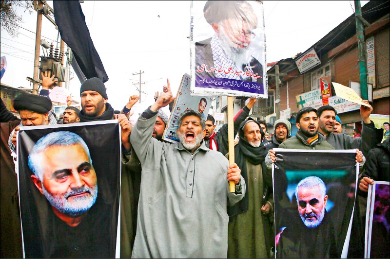 喀什米爾民眾舉伊朗最高領袖哈米尼及蘇萊曼尼的肖像，高呼反美及反以色列口號。（美聯社）
