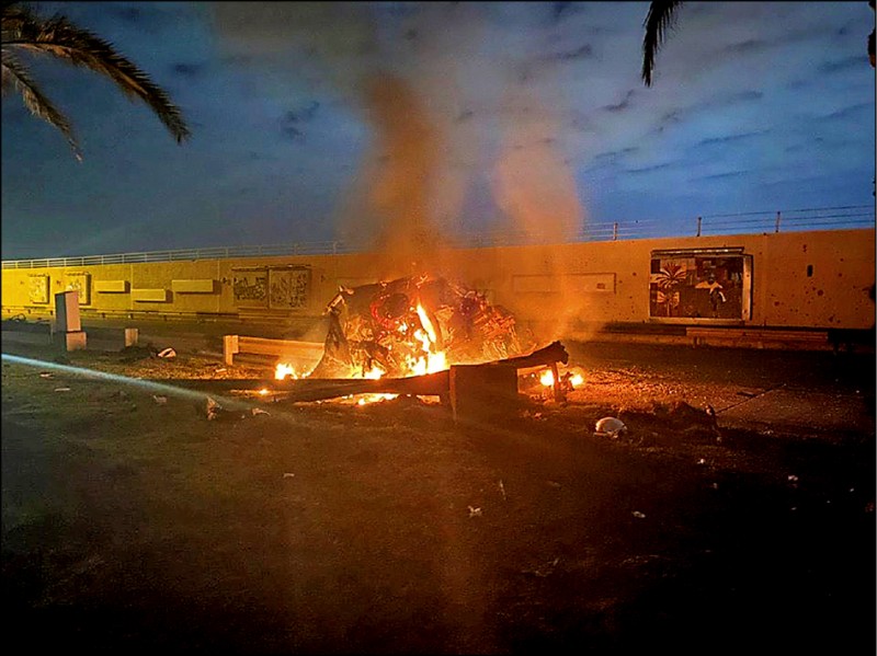 美軍無人機在3日凌晨空襲巴格達國際機場，炸死伊朗「聖城軍」指揮官蘇萊曼尼少將。（路透）