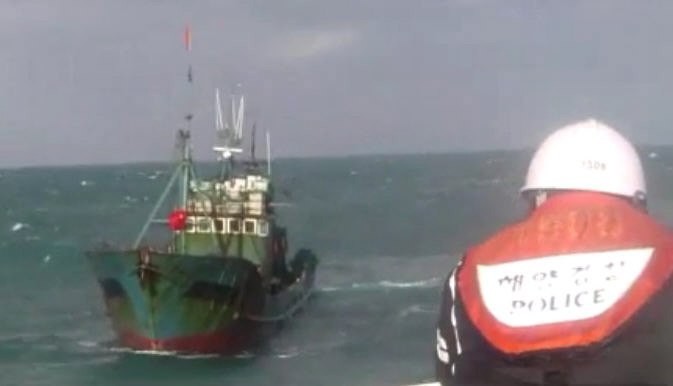 大韓民國海洋警察廳今（4日）扣押1艘越境捕撈的中國船隻與7名中國船員，另有22艘漁船被驅逐。圖為韓國海洋警察廳過去向中國漁船鳴槍警告的場景。（歐新社）