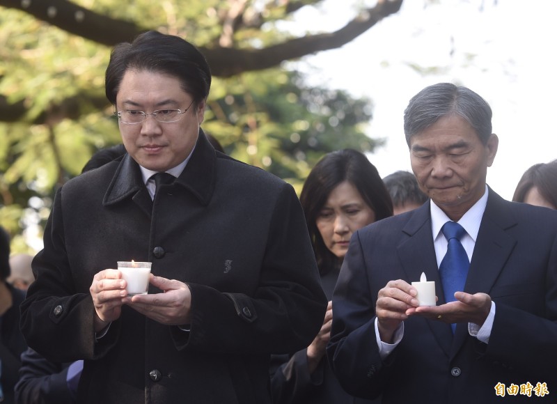 參謀總長沈一鳴等8名將士不幸殉職，台北賓館設置追思會場，基隆市長林右昌（左）到場弔唁。（記者簡榮豐攝）