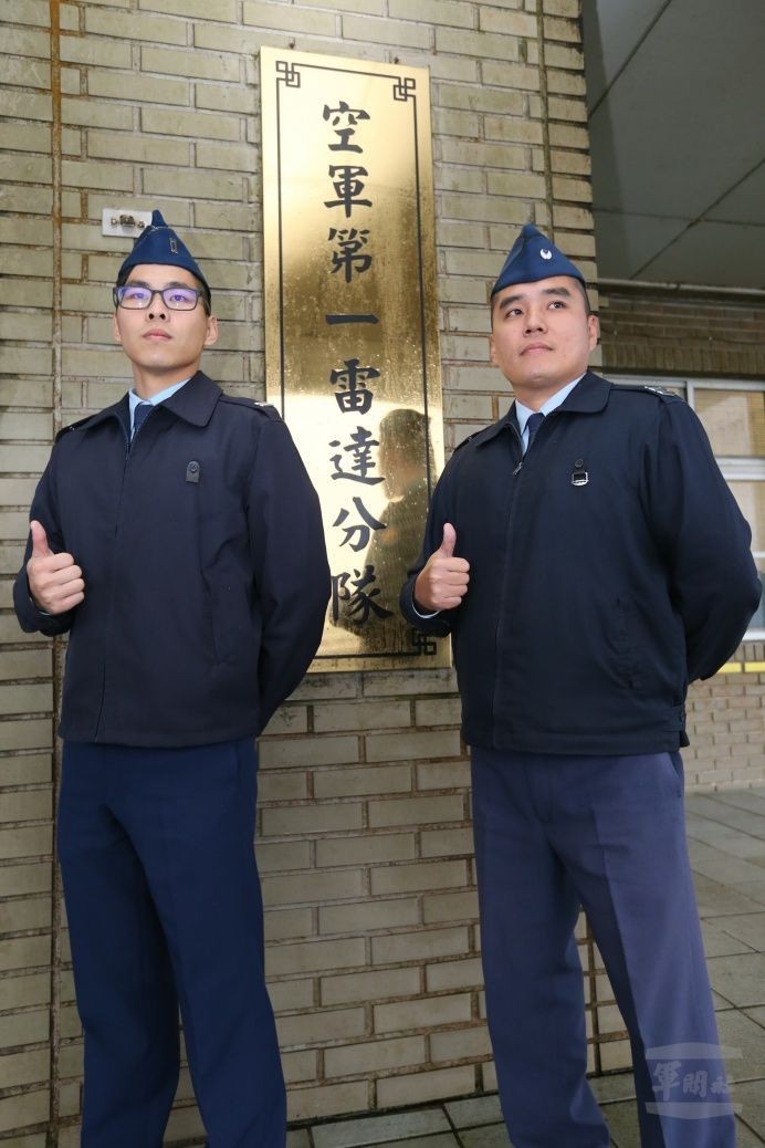 空軍第一雷達分隊東澳嶺雷達站素有「東台灣之眼」美稱，站內設有定向FPS-117雷達與移動式PTS-117偵測雷達，嚴密監控著台灣東北部的領空狀況。（軍聞社）
