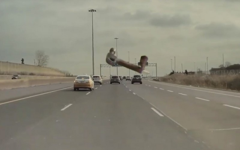 特斯拉Model 3在加拿大高速公路行駛時，前方赫然飛來一根鐵槌撞擊擋風玻璃，但擋風玻璃並未被撞破。（圖擷自Tesla Revolution YouTube）