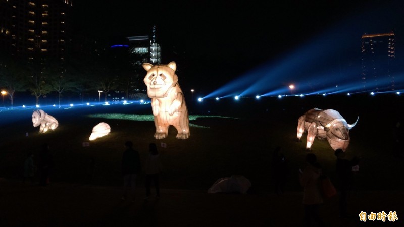 台灣燈會副燈區動物色彩不夠繽紛，入夜呈現陰森冷色系。（記者張軒哲攝）