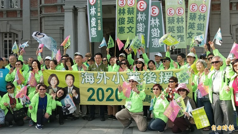 海外台僑助選團到台南市為民進黨候選人林俊憲加油打氣，也在湯德章紀念公園前為林俊憲、總統候選人蔡英文向民眾拜票。（記者劉婉君攝）