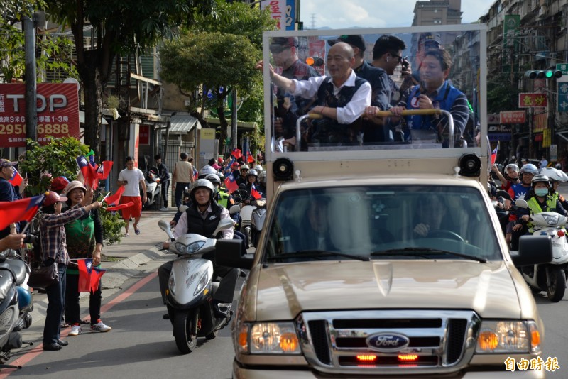 韓國瑜競選總統以來，第一次上防彈宣傳車車隊掃街。（記者許麗娟攝）