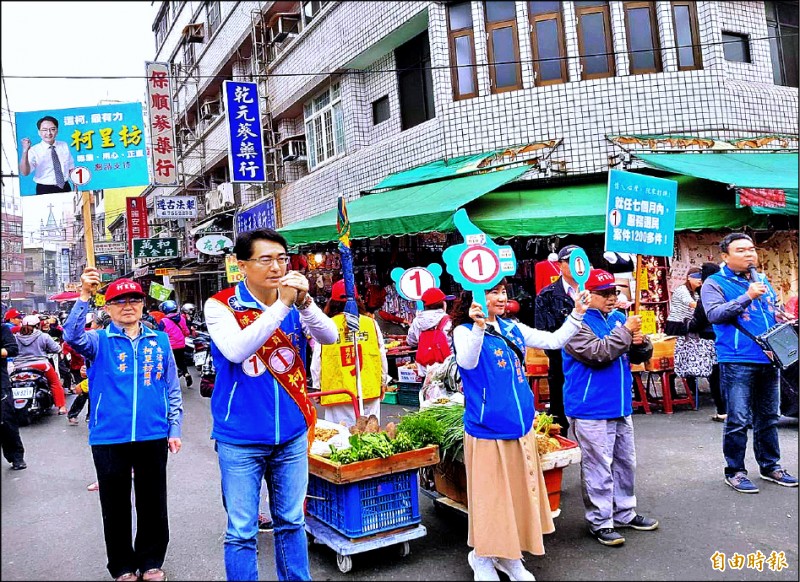 國民黨彰化縣第一選區立委候選人柯呈枋（左二）昨在伸港傳統市場掃街拜票。（記者湯世名攝）