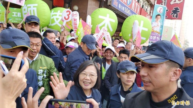 選舉倒數5天，總統蔡英文今由高雄首站鳳山區立委許智傑競選總部出發拜票，蔡英文受到支持者夾道歡迎，高喊蔡英文、許智傑「凍蒜」，場面熱鬧滾滾。（記者陳文嬋攝）