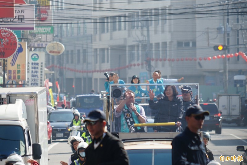 蔡英文車隊掃街，民眾沿街歡迎。（記者陳彥廷攝）