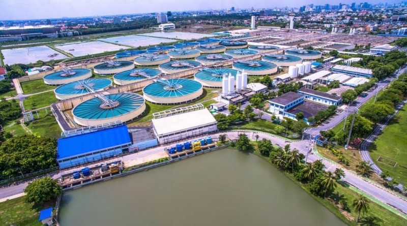 泰國曼谷（Bangkok）因旱災而發生海水倒灌，新年後自來水開始變鹹，雖曼谷水利局（MWA）指出，帶鹹味的自來水已通過檢驗，不會對健康者造成影響，但較虛弱的老年人、幼兒以及有腎臟疾病、心血管疾病、糖尿病等患者需特別注意、避免飲用。圖為曼谷當地自來水廠。（圖擷取自MWA臉書）