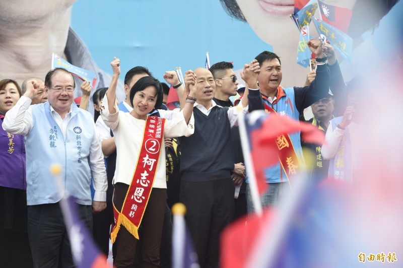 國民黨總統候選人韓國瑜（左三）為同黨立委候選人柯志恩（左二）站台，致詞時自爆國中每天看前面女同學「又白又漂亮」的小腿，導致成績一落千丈掉到放牛班，挨批歧視、物化女性。（資料照）