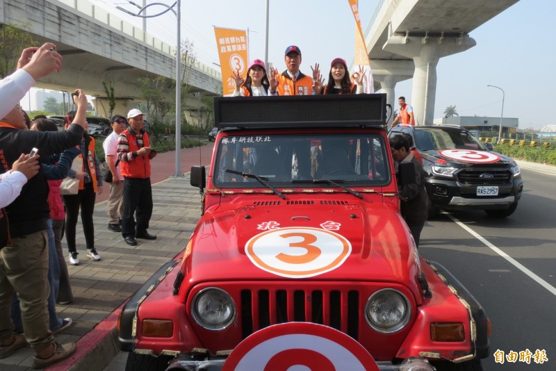 郭台銘今天到台中市展開車隊掃街。（記者蘇金鳳攝）