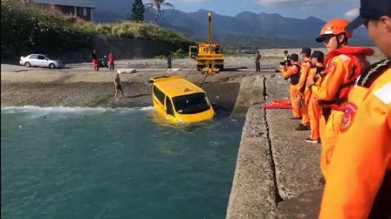 拖吊業者將滑落海的新型車拖拉上岸。（記者陳賢義翻攝）