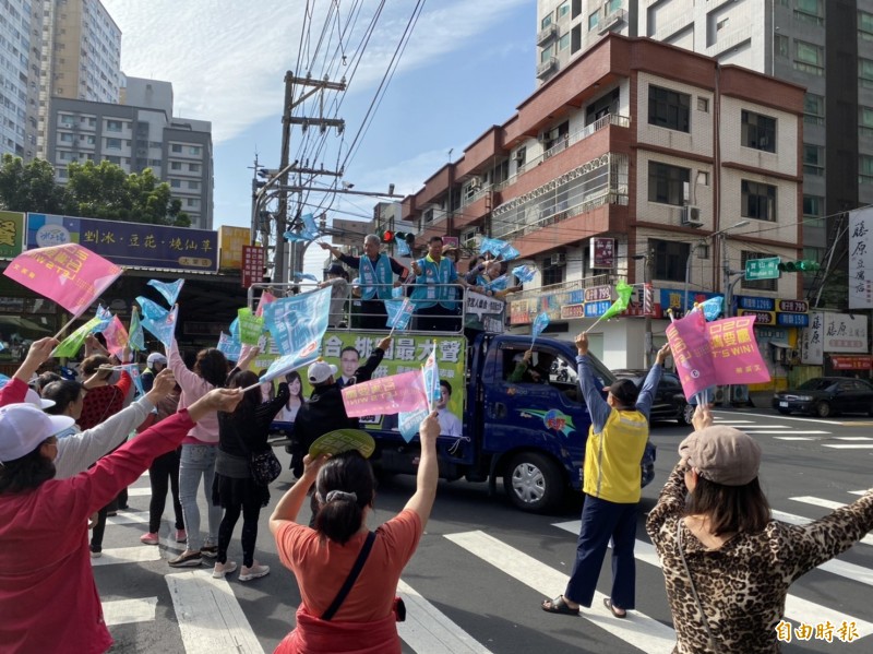 桃園市長鄭文燦陪同黨籍立委鄭運鵬掃街、拜票，獲得民眾熱烈歡迎。（記者謝武雄攝）