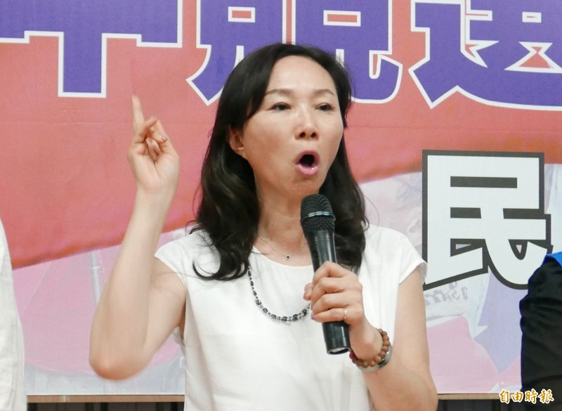 李佳芬為李中站台助選時，砲轟一直被黑。（記者蔡淑媛攝）