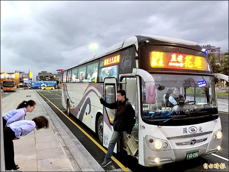 蘇花改昨日全線通車，台北、宜蘭往返花蓮的國道客運首航上路，讓花東交通運輸更趨多元化。（記者王峻祺攝）