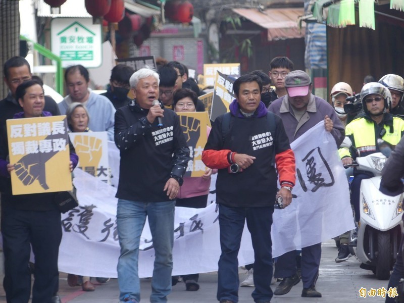 無黨籍立委候選人陳滄江（前中）日前發起「保護鄉土展民權」遊行，要求下架金門縣議會議長洪允典。（資料照）