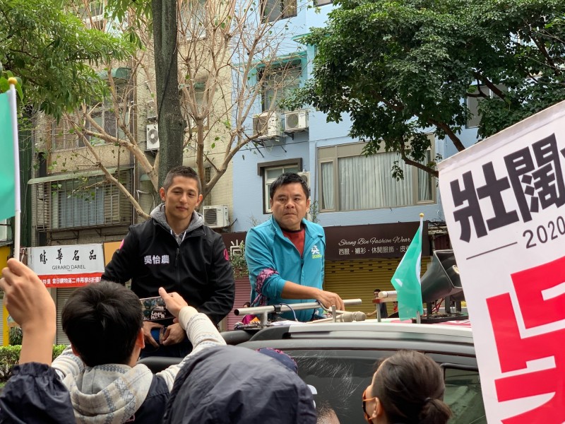 民進黨台北市第三選區立委候選人吳怡農進行車隊掃街，蔡英文總統連任競選辦公室發言人也是民進黨不分區立委候選人莊瑞雄到場陪同。（吳怡農競選辦公室提供）