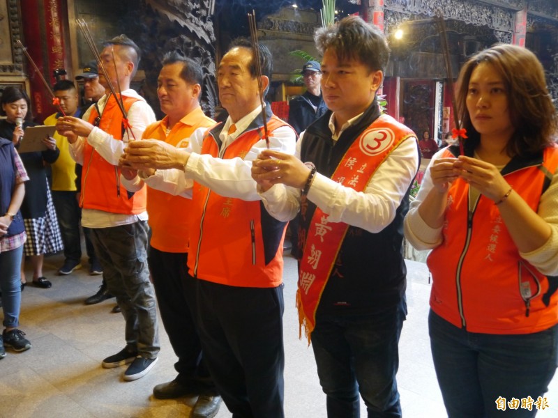 親民黨總統候選人宋楚瑜（中）與黨內立委候選人參拜鎮瀾宮。（記者張軒哲攝）