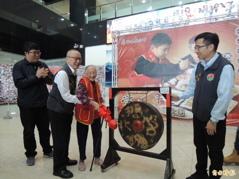 苗栗縣長徐耀昌陪同西湖鄉105歲人瑞李江登月（左三）敲響百年大鑼，歡喜迎接金鼠年。（記者張勳騰攝）