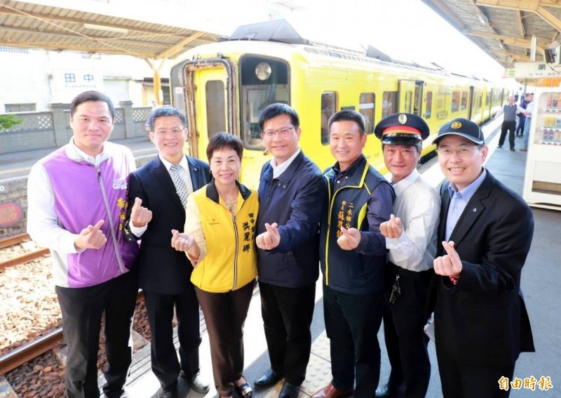 台鐵田中車站將興建田中支線到高鐵彰化站，交通部長林佳龍（中）等人到場視察。（記者陳冠備攝）