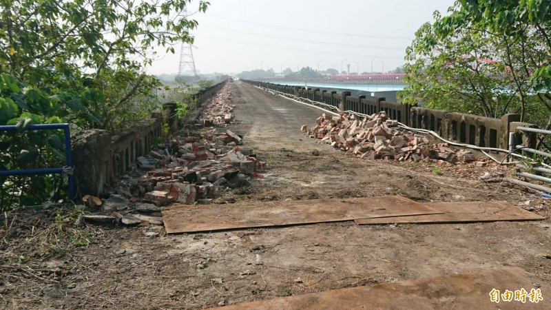 台南市定古蹟嘉南大圳曾文溪渡槽橋啟動修復工程，進行橋面和橋體修復。（記者楊金城攝）