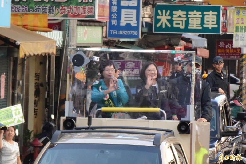 蔡英文全台車隊掃街第三天，今上午自彰化縣出發，陪同第四選區立委候選人陳素月車隊掃街，會前接受媒體訪問。
（記者陳冠備攝）