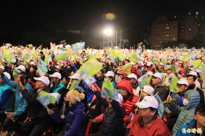 民進黨總統候選人蔡英文今晚在桃園市楊梅夜市舉辦「勇敢自信護台同行」晚會，現場民眾不畏寒流，用熱情擠爆會場。（記者許倬勛攝）