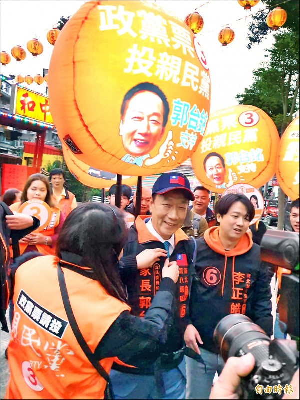 鴻海創辦人郭台銘昨背著氣球，為親民黨立委候選人李正皓掃街拜票。（記者邱書昱攝）