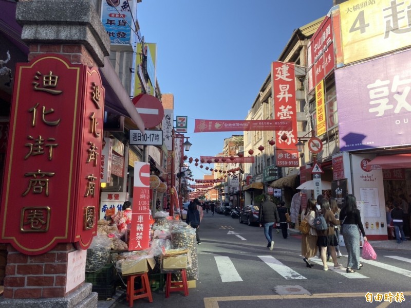 配合台北市迪化商圈年貨大街開跑，周邊8處路外停車場調漲停車費率。（記者楊心慧攝）