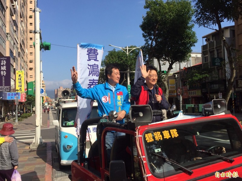 國民黨立委費鴻泰（左）今早請來中廣公司董事長趙少康（右）陪同車隊掃街拜票。（記者陳璟民攝）