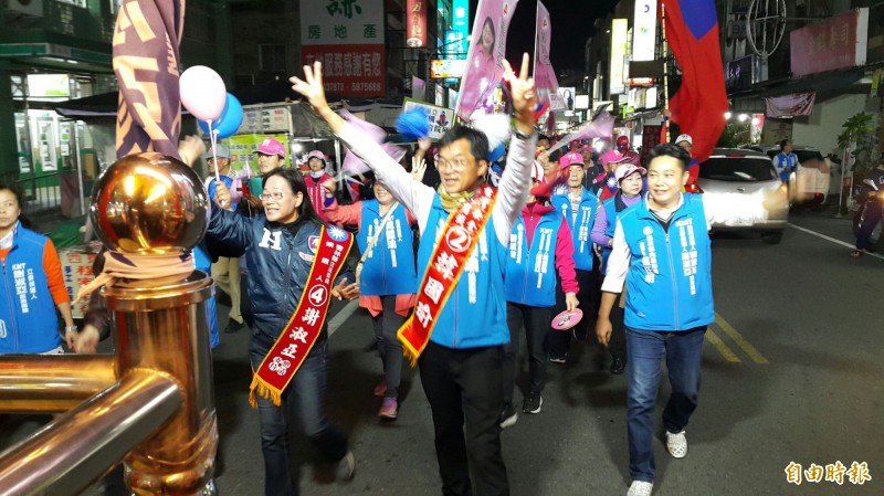 國民黨總統候選人韓國瑜的妻舅李明哲與立委候選人謝淑亞今天晚上在西螺徒步掃街，2、3000人站出來相挺。（記者黃淑莉攝）