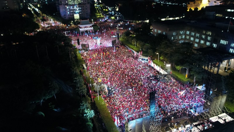 國民黨總統候選人韓國瑜今（9）日在凱道造勢，晚間8時45分主辦單位已喊出現場突破90萬人。（韓辦提供）