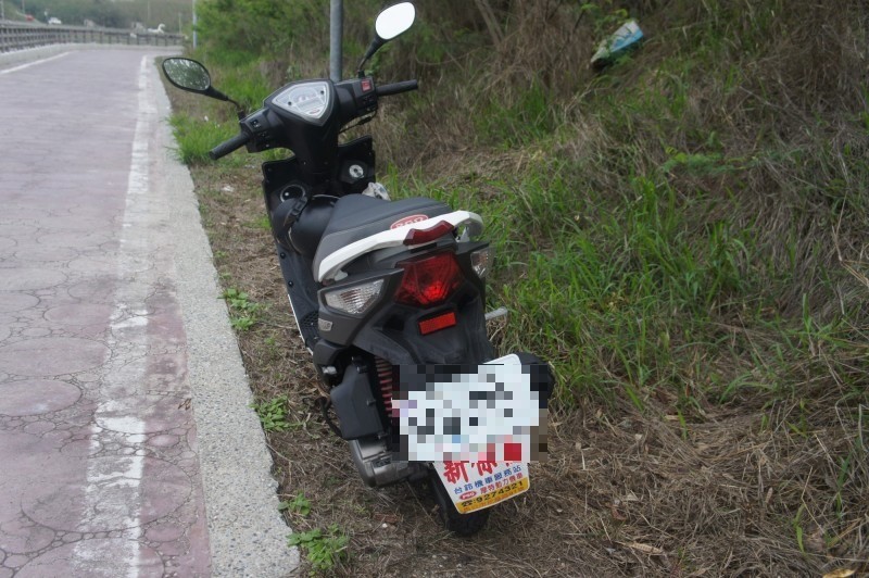 警方由現場停留的機車車牌，循線查出2名死者身分。（記者劉禹慶攝）