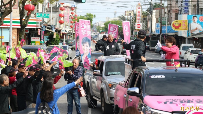 選前最後一天，爭取連任的蕭美琴今早在大票倉吉安、花蓮市區進行車隊掃街，沿途許多支持者都舉出二號手勢回應。（記者王錦義攝）