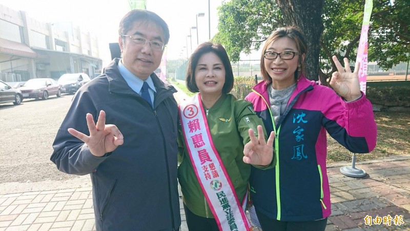 黃偉哲(左)陪賴惠員(中)車隊遊行拜票,呼籲大家明天去投票,保護台灣。(記者楊金城攝)