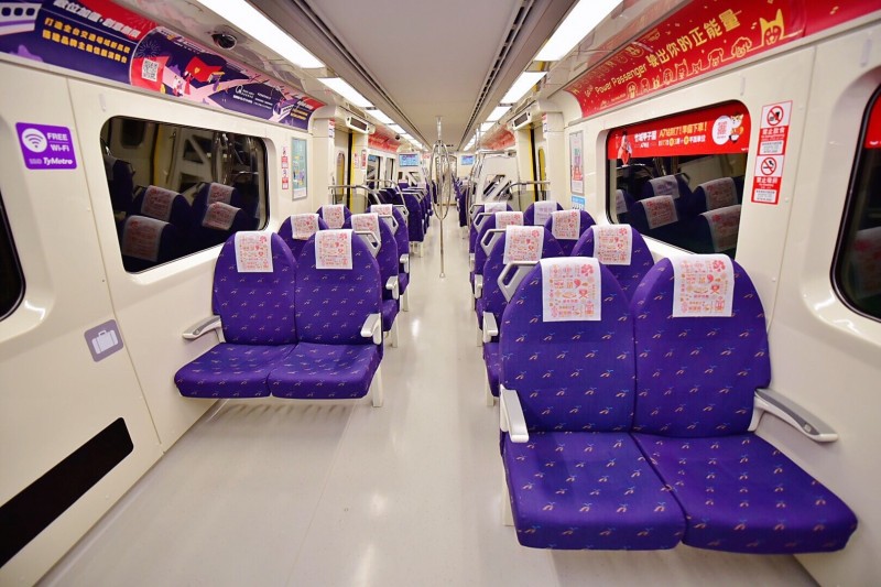 桃園機場捷運部分直達車的座椅泡棉與椅套已完成更換。(桃園大眾捷運股份有限公司提供)