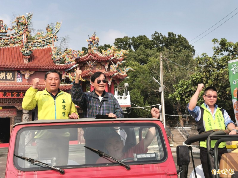 台南第6選區立委候選人王定宇（左1）車隊掃街，老縣長陳唐山（左2）陪同。（記者吳俊鋒攝）